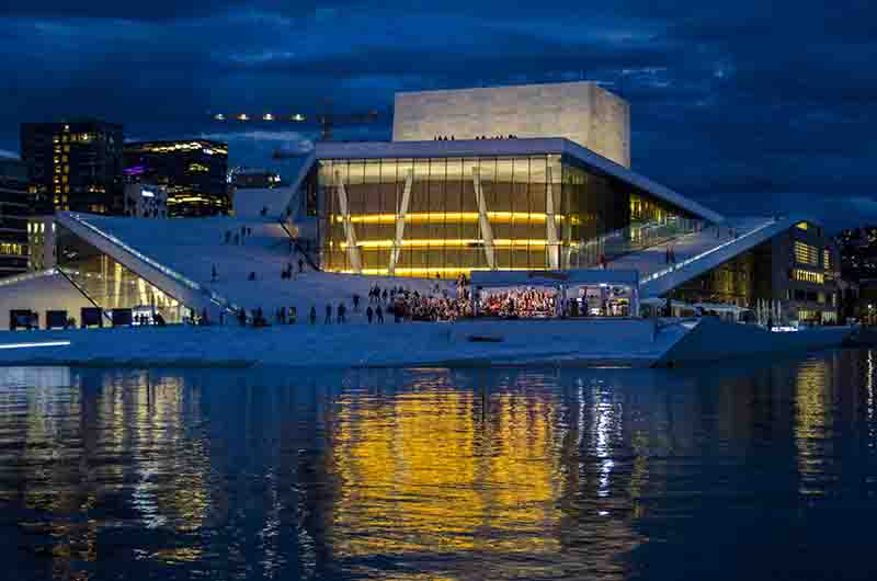 39 - Noruega - Oslo - La Opera y Ballet de Oslo - imagen nocturna